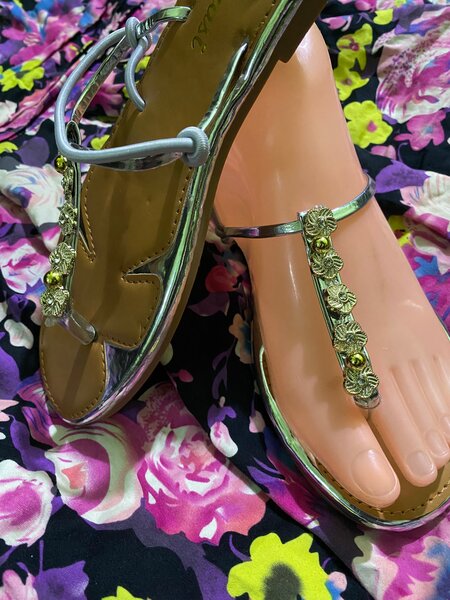Sandales élégantes dorées