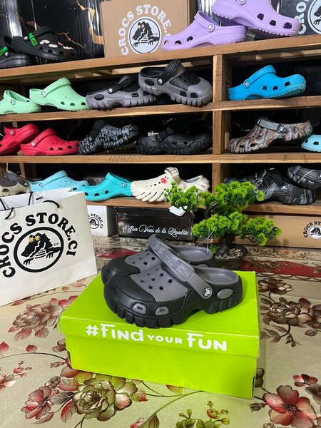 CROCS FIFTY FIFTY