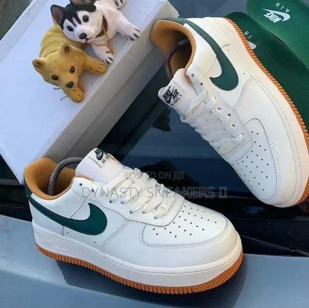 NIKE AIR FORCE CREAM AND WHITE