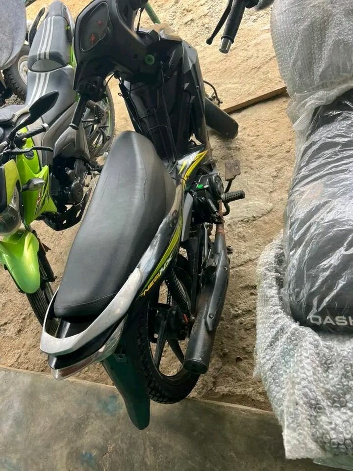 Moto sportive noire puissante