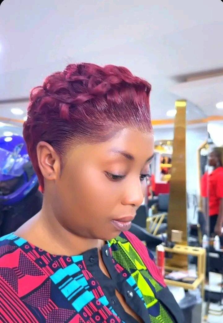 Coiffure courte ondulée élégante