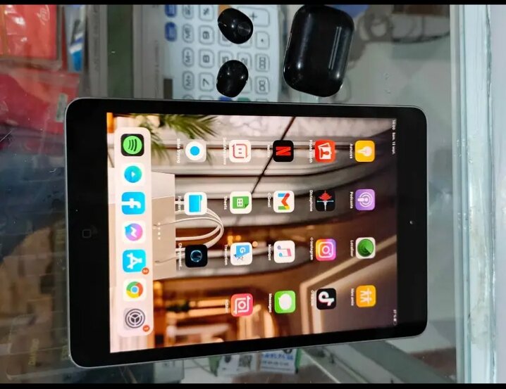 iPad Mini avec écouteurs sans fil