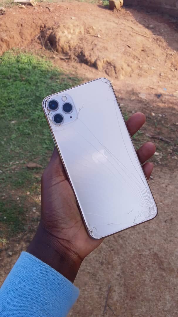 iPhone avec écran fissuré