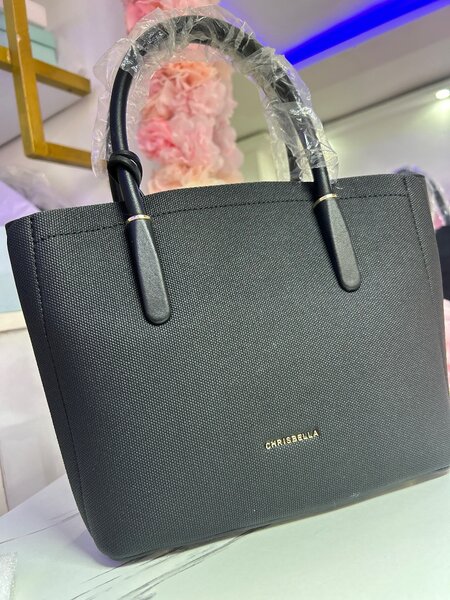 Sac à main en cuir noir élégant