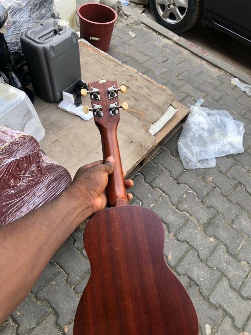 Ukulélé acoustique en bois