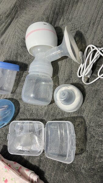 Электронный молокоотсос, бутылка, накладки от CHICCO