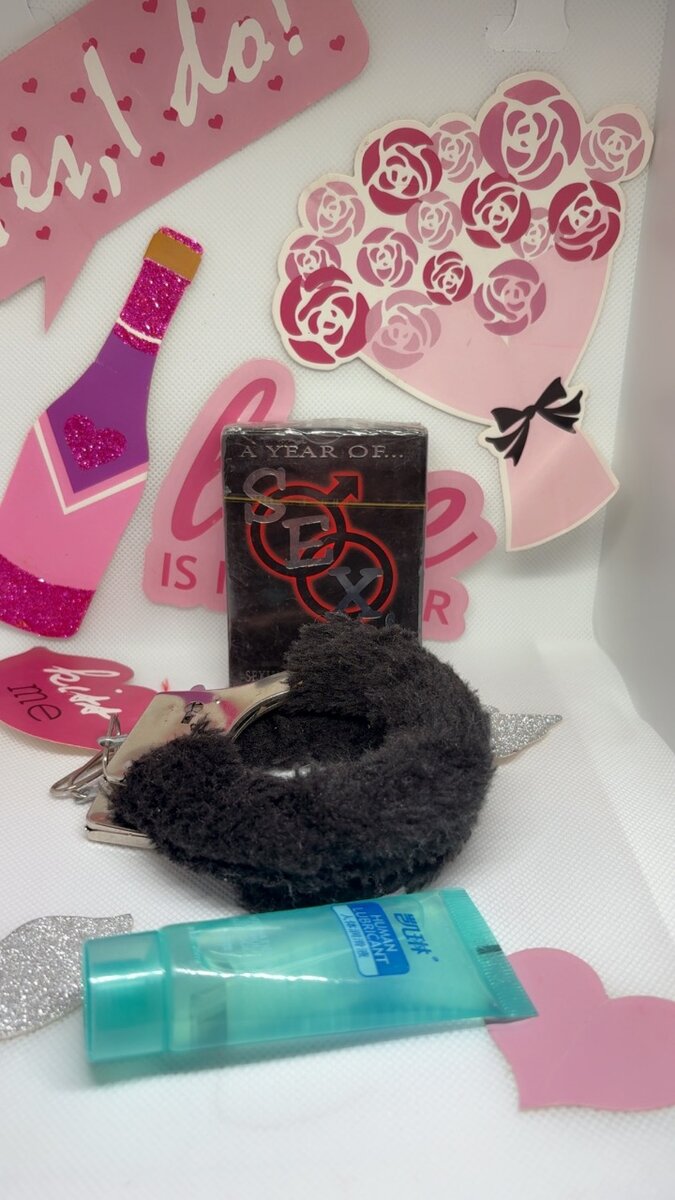 Menottes; lubrifiant ; cartes