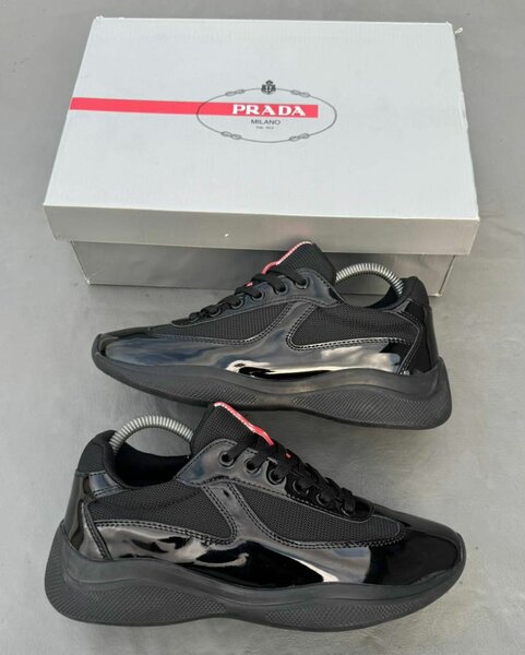 Sneakers noirs Prada élégants