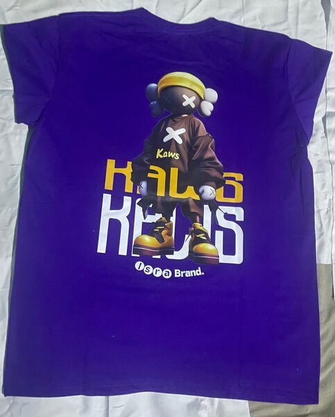 T-shirt violet design Kaws