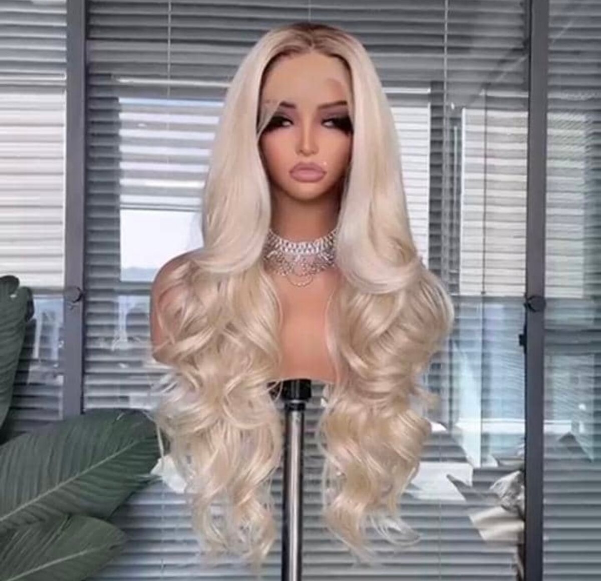 Perruque longue ondulée colorée