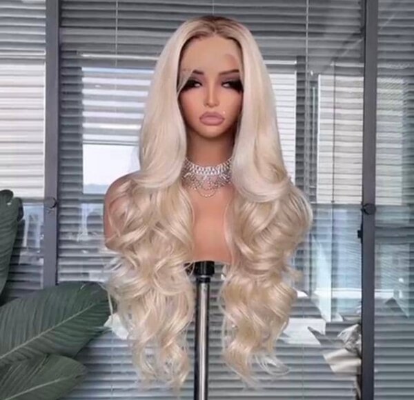 Perruque longue ondulée colorée