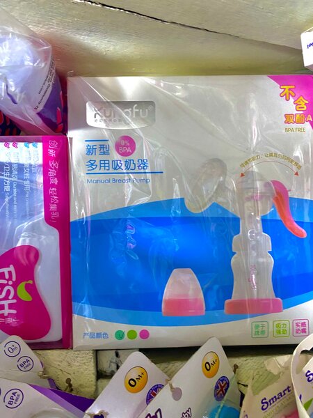 Manual breast pump