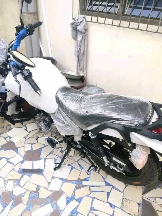 Moto sport noire neuve