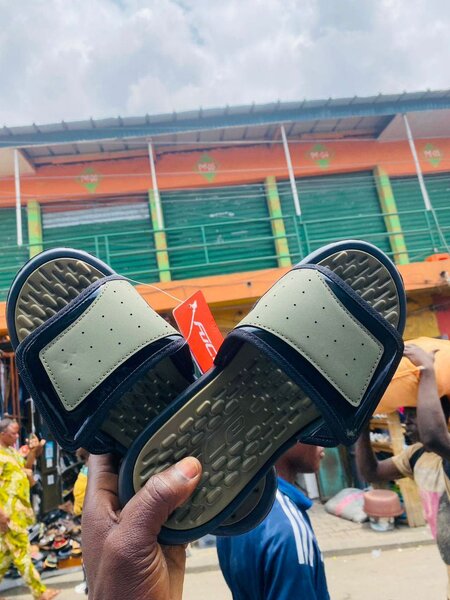 Claquettes confortables pour homme