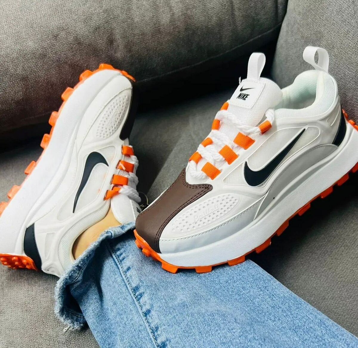 Baskets de sport blanches et orange