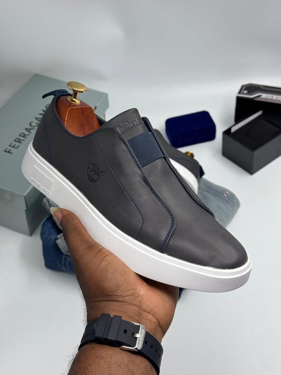 TIMBERLAND NAVY AND WHITE