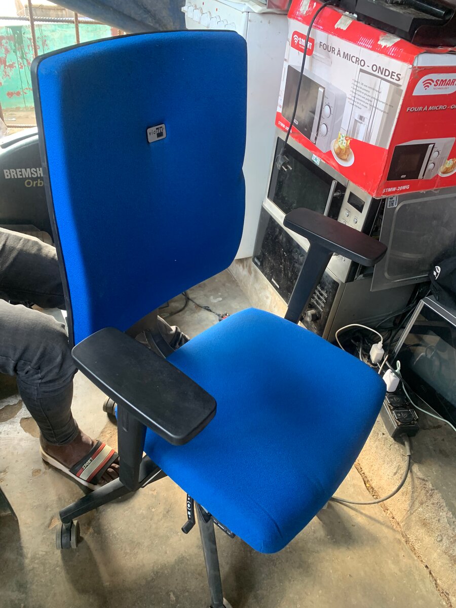 Chaise de bureau ergonomique bleue