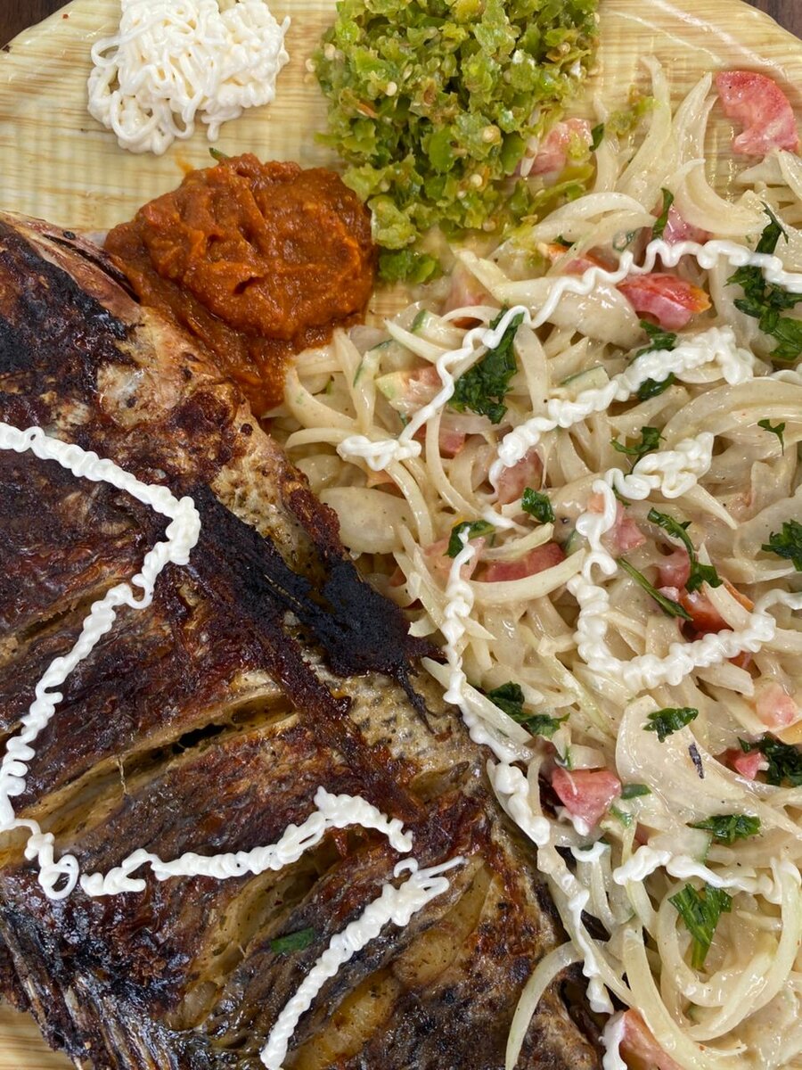 Assiette de poisson grillé et plantains