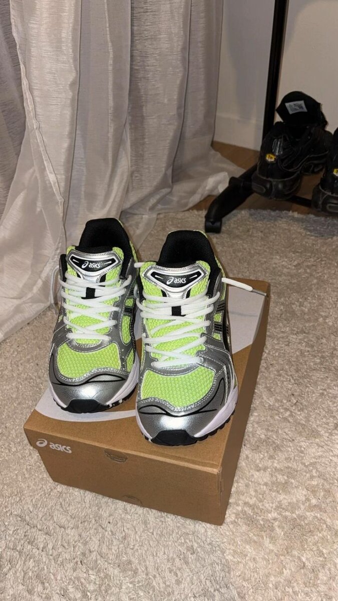 Chaussures de course Asics vertes