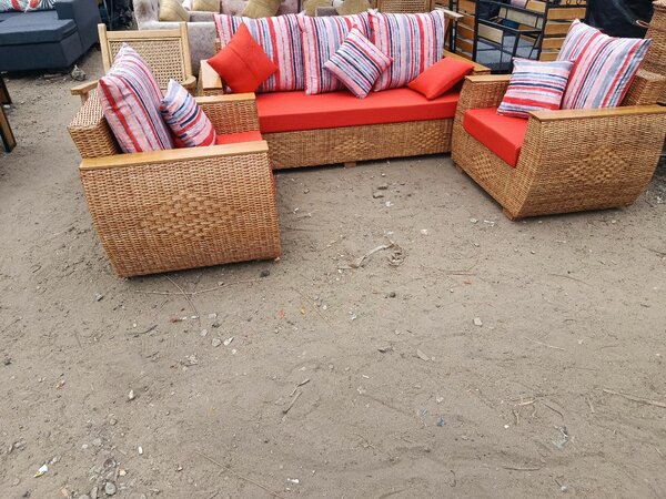 Salon en rotin avec coussins