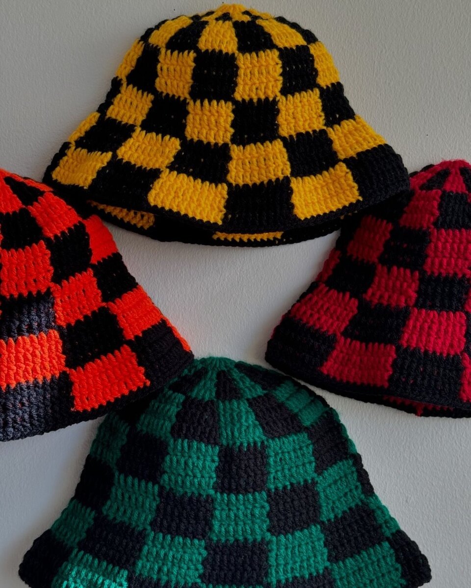 Chapeaux en crochet à carreaux