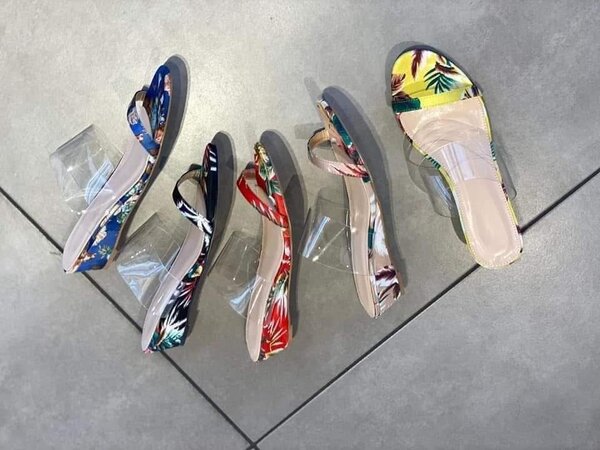 Sandales à talons transparents