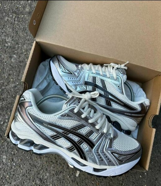 Baskets argentées élégantes