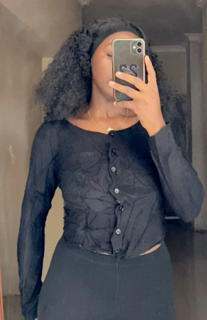 Short knitted Sweater with buttons in black :M/S