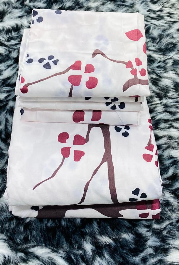  set includes 2 bedsheets and 4 pillowcases.