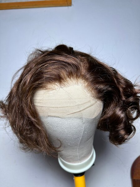 Perruque bouclée brune chic