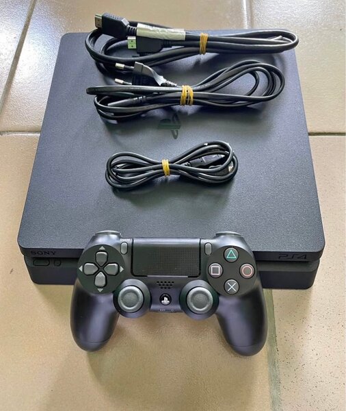 Console PS4 avec manette