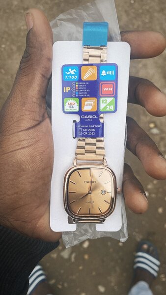 Montre Casio rétro dorée