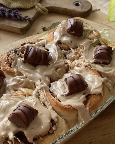 Cinnamon roll XL kinder Bueno