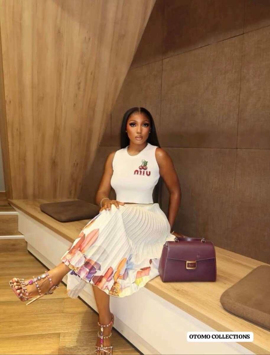 Robe Midi Plissée Élégante