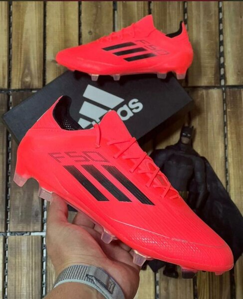 Chaussures de Football Adhérentes