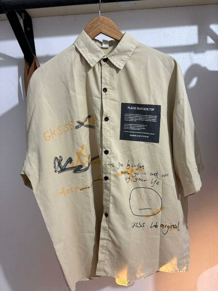 Chemise beige à motifs unique