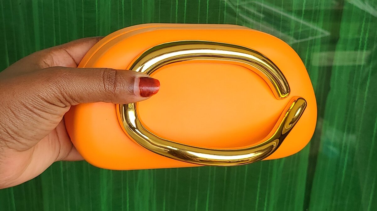 Pochette élégante avec poignée dorée