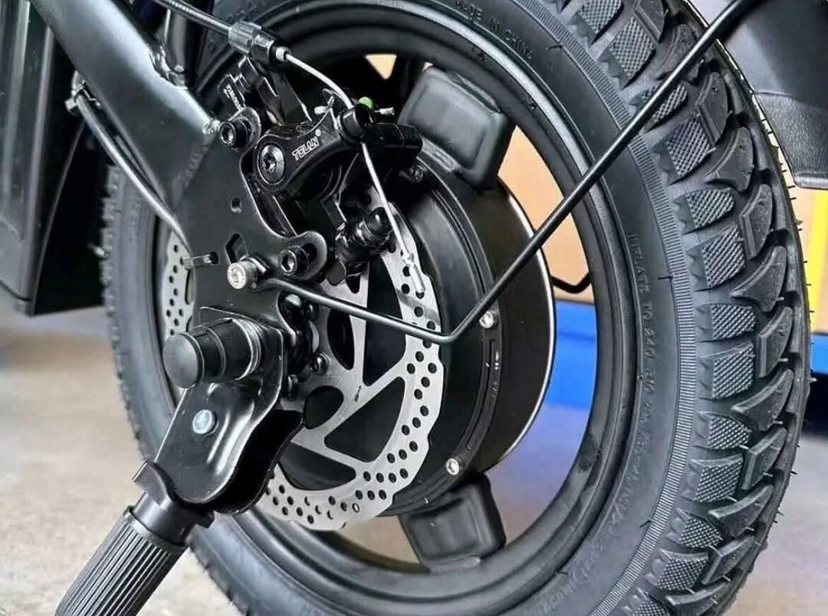 Vélo électrique pliant compact