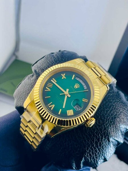 Montre de luxe dorée élégante