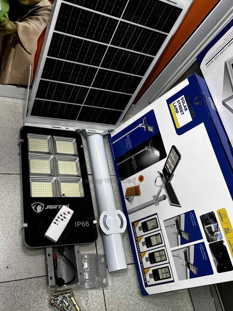 LAMPADAIRE A ÉNERGIE SOLAIRE