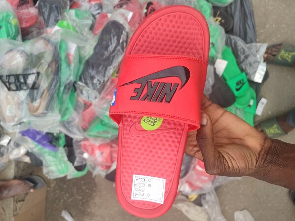 Claquettes élégantes unisexes