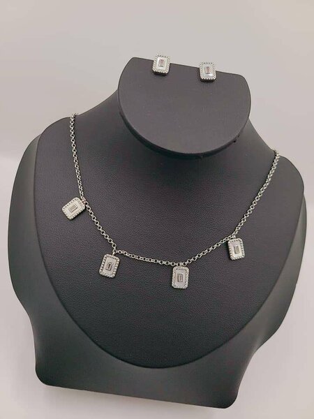 Collier élégant avec pendentifs