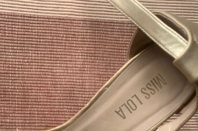 Sandales dorées à talons hauts