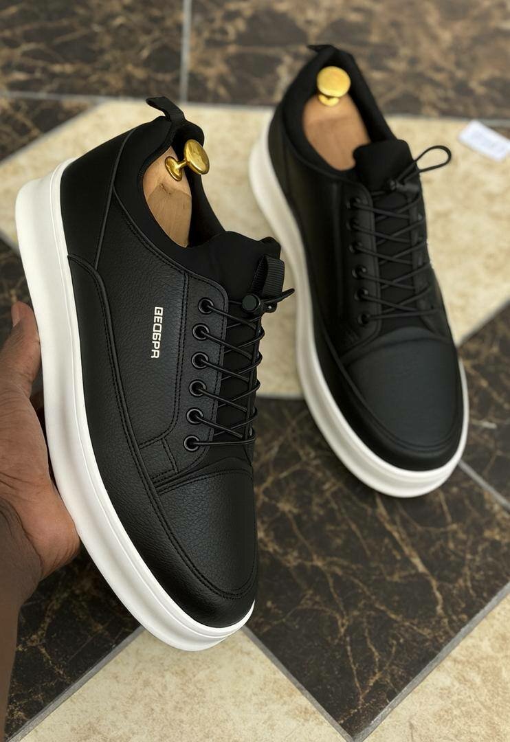 Sneakers en cuir noir élégant