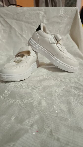 Chaussures blanches enfant