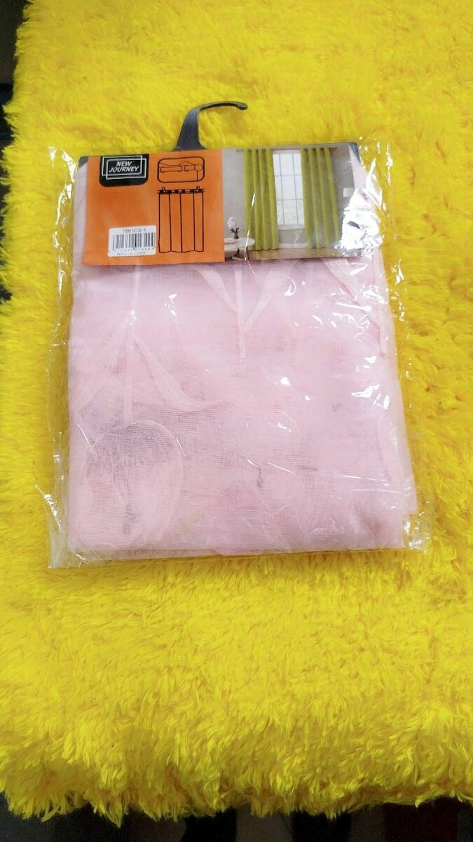 Rideau rose avec œillets