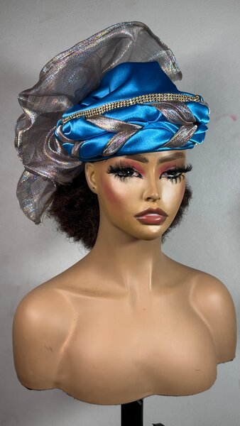 Chapeau élégant bleu satin