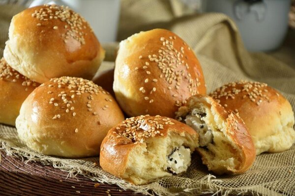 Petits pains au sésame fourrés