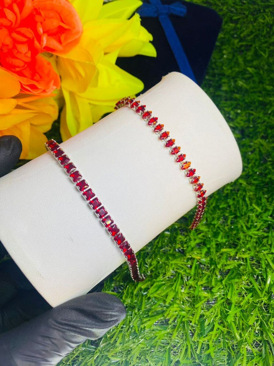 Non adjustable bracelet