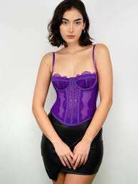 Corset violet en dentelle